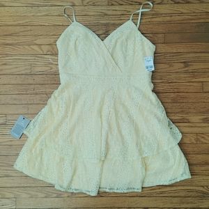 New never worn Yellow Le Château Dress Size L
